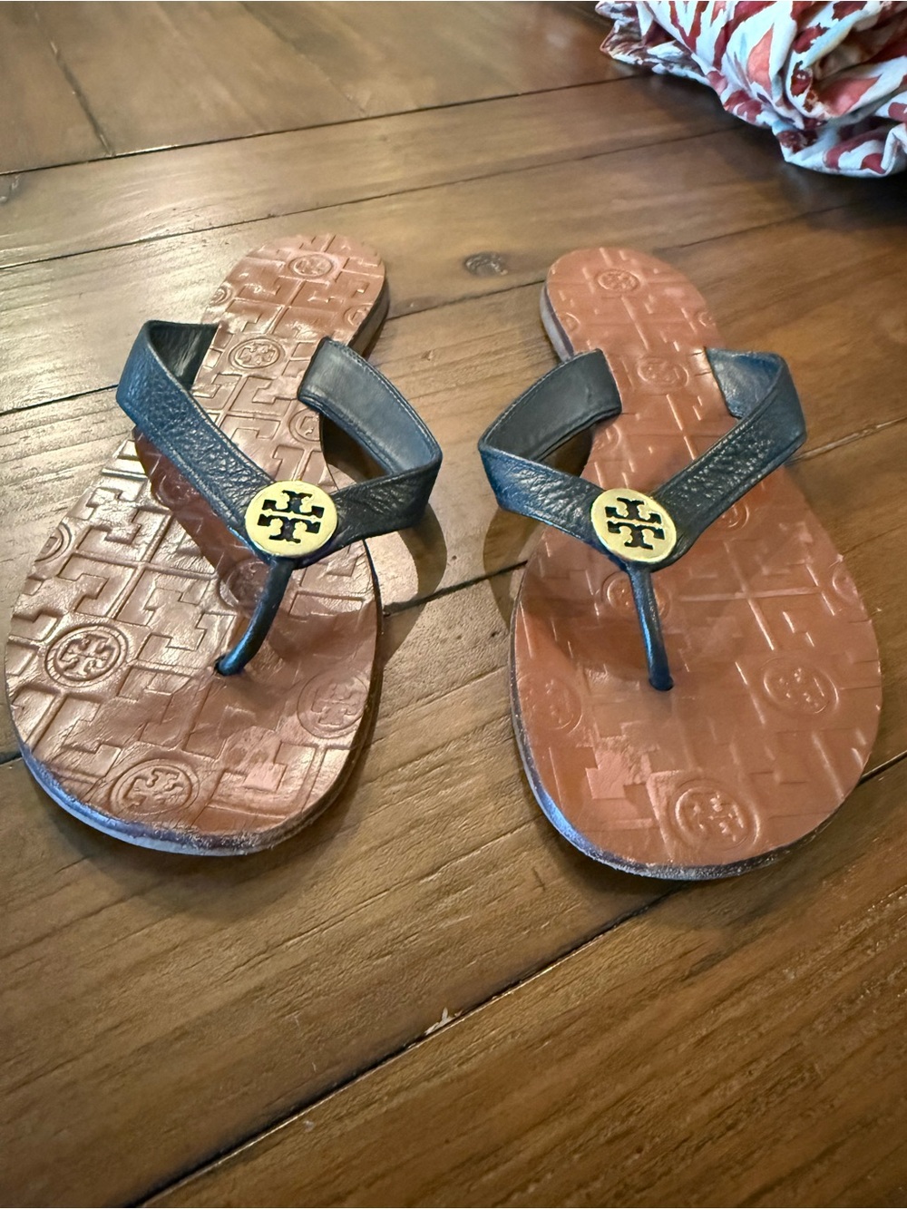 Tory Burch Thora Flat Thong Sandals in Black Leather - Picture 4 of 4